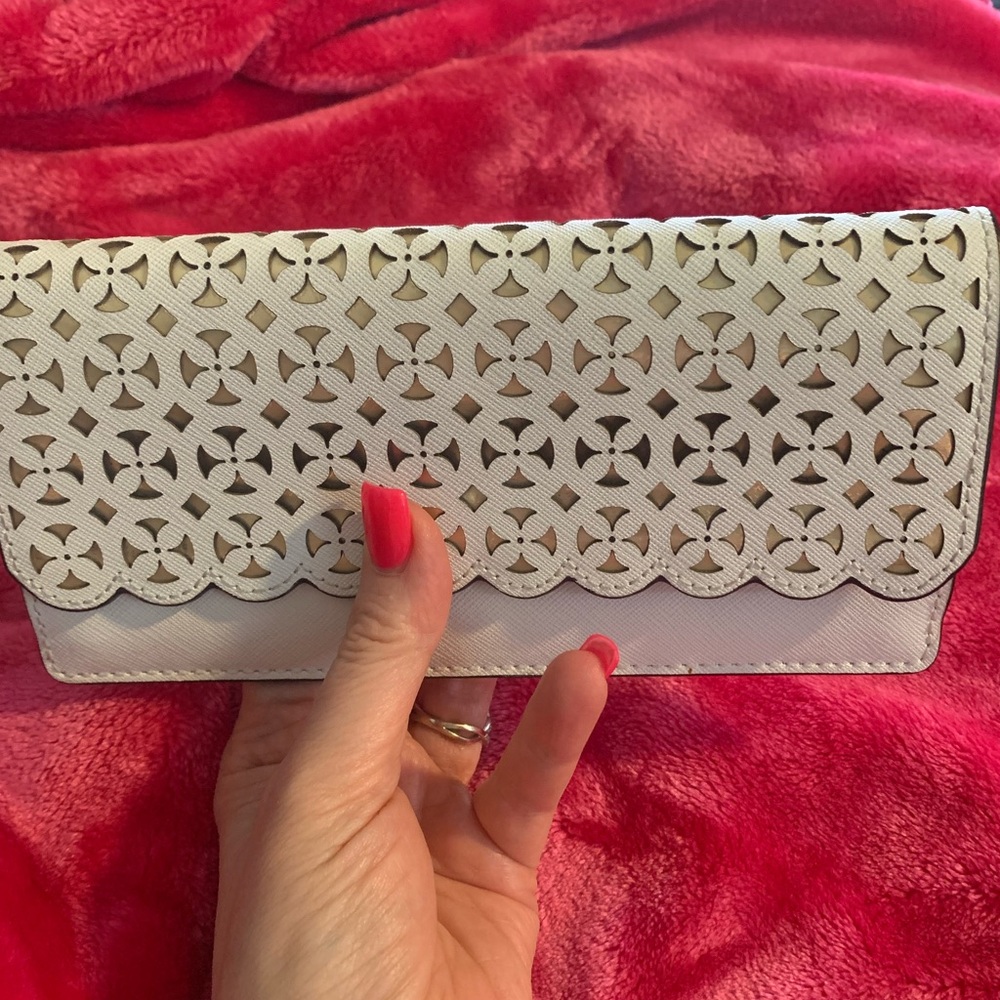 NWOT MICHAEL KORS DESI Optic White/Gold Flat Wallet Laser Cut